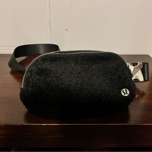 Like new Lululemon Sherpa belt bag